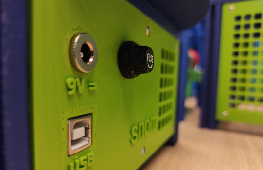 Man sieht einen Netzanschluss für ein miniaturisiertes Warenflusssystem