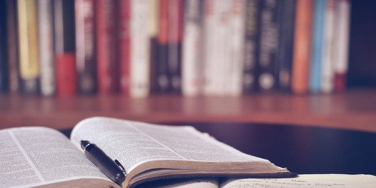 Es liegen zwei Bücher auf einer Ablage