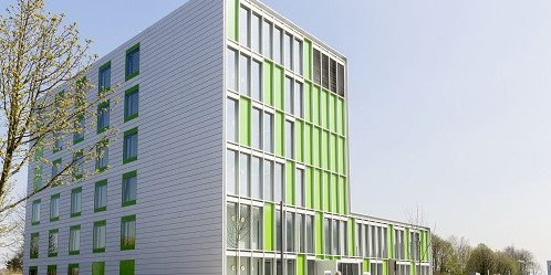 Zu sehen ist das Gebäude des Logistik Campus von dem aus der Lehrstuhl agiert, es liegt auf der Joseph-von-Fraunhofer-Straße
