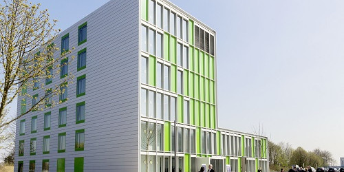 Zu sehen ist das Gebäude des Logistik Campus von dem aus der Lehrstuhl agiert, es liegt auf der Joseph-von-Fraunhofer-Straße