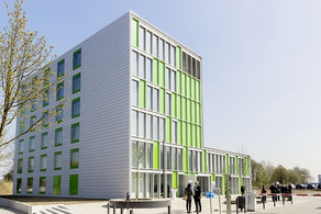 Zu sehen ist das Gebäude des Logistik Campus von dem aus der Lehrstuhl agiert, es liegt auf der Joseph-von-Fraunhofer-Straße